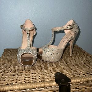 Lauren Lorraine Vivian 2 Pumps